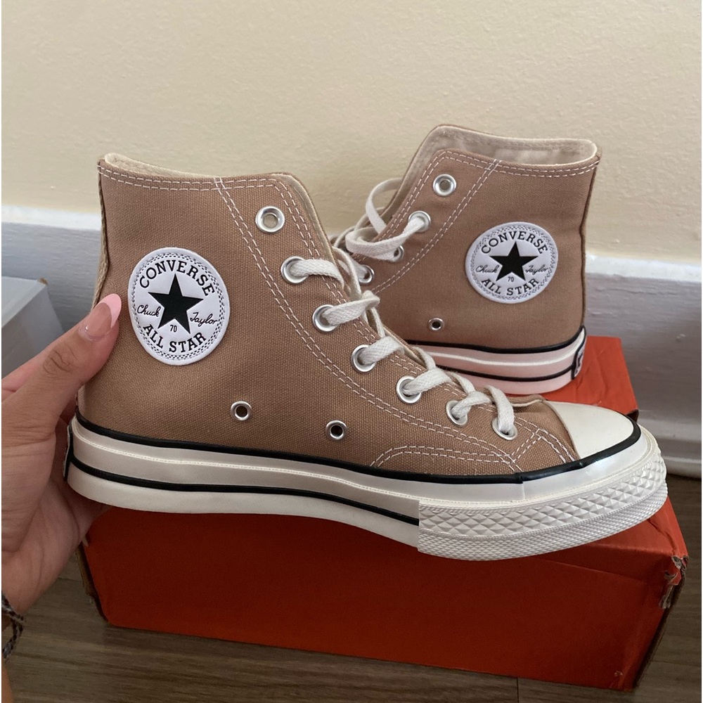 Beige/Tan Converse LIKE NEW Woman 6.5 Men 4.5 PERFECT FOR FALL